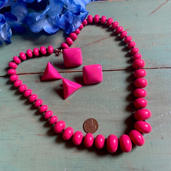 💕 70's Pink Bead Necklace, Pink Square Post & Pink Triangle Clip On Earrings💕 - Picture 10 of 10